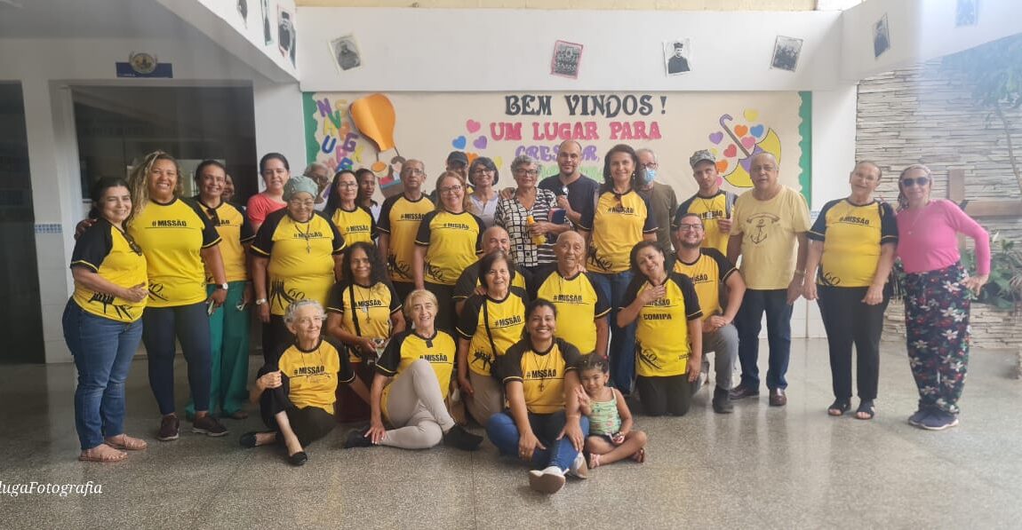 Ide, convidai a todos para o banquete
